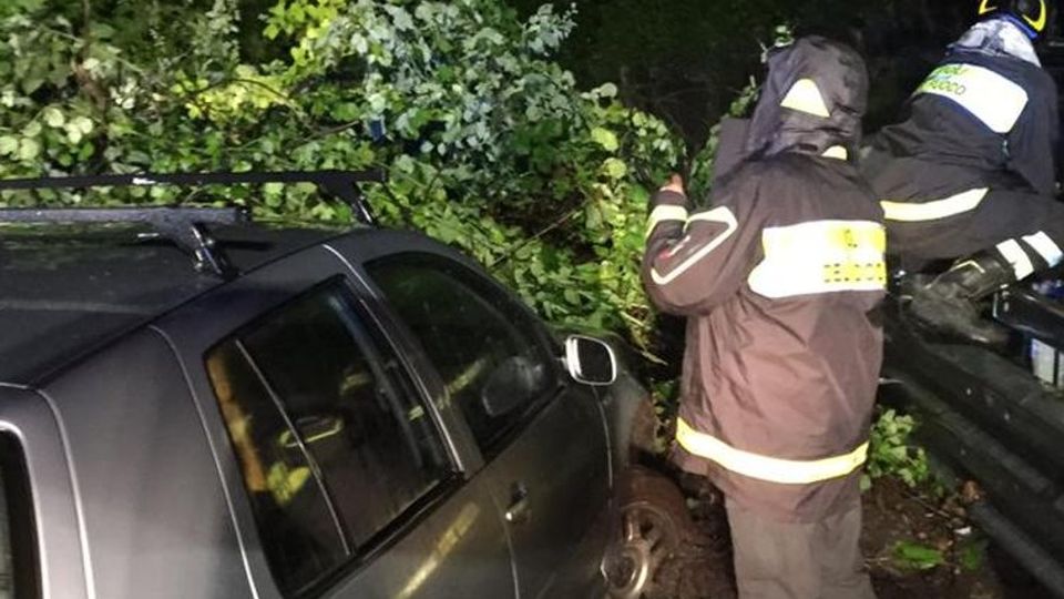 Frana sulla provinciale a Bema proprio mentre passa in auto Frana sulla provinciale a Bema proprio mentre passa in auto