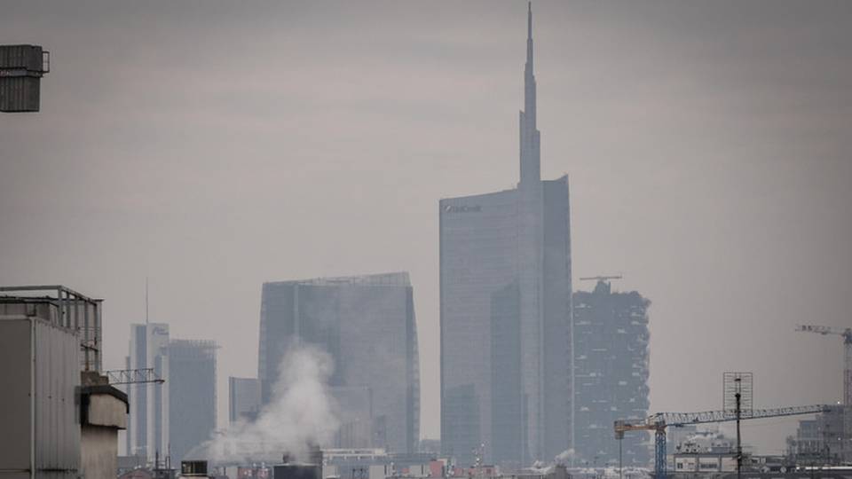 Smog: Milano chiede a Ue 3,5mld per autobus a emissioni zero Smog: Milano chiede a Ue 3,5mld per autobus a emissioni zero