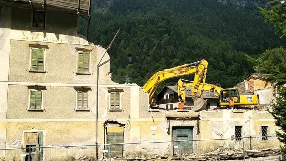 Giù l’ex hotel Posta Addio a un pezzo di storia Giù l’ex hotel Posta Addio a un pezzo di storia