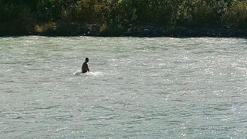 «Cerco mia figlia nel fiume, non posso smettere» ( video ) «Cerco mia figlia nel fiume, non posso smettere» ( video )