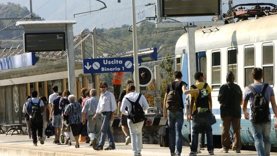 Scuola, troppi studenti sui treni Verso Chiavenna non c’era posto Scuola, troppi studenti sui treni Verso Chiavenna non c’era posto