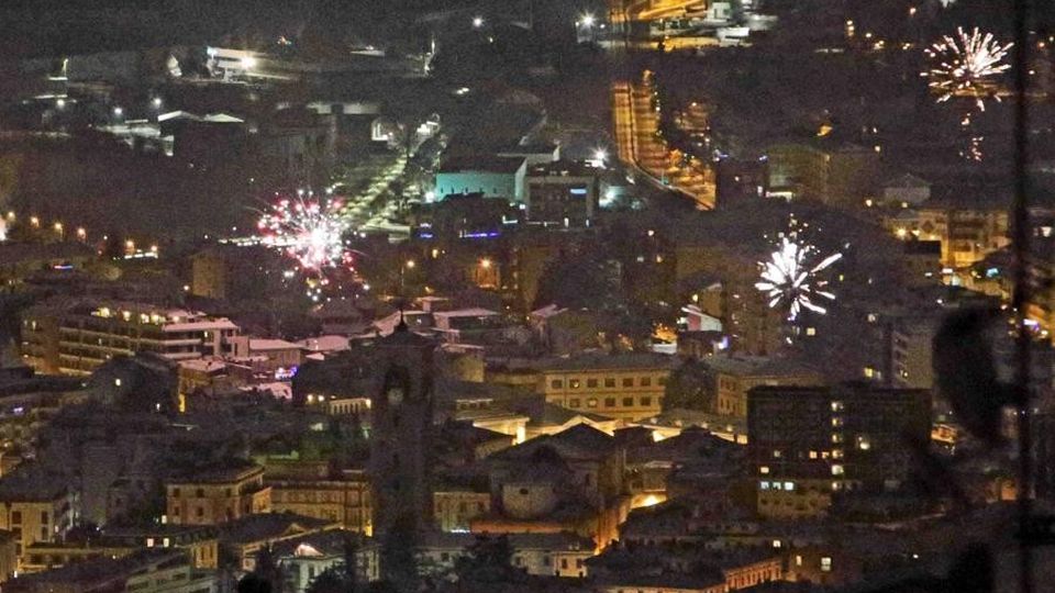 Sondrio, nel silenzio della sera i misteriosi fuochi d’artificio Sondrio, nel silenzio della sera i misteriosi fuochi d’artificio