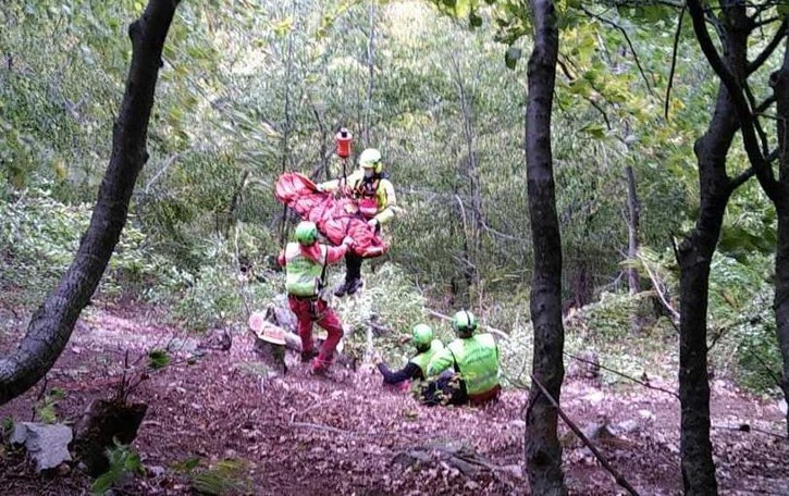 In cerca di funghi scivola per 50 metri Soccorso in elicottero