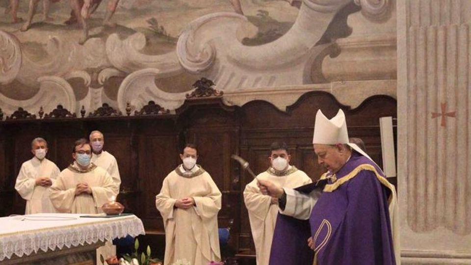 Il vescovo Cantoni «Don Alessandro oggi vive in Dio» Il vescovo Cantoni «Don Alessandro oggi vive in Dio»