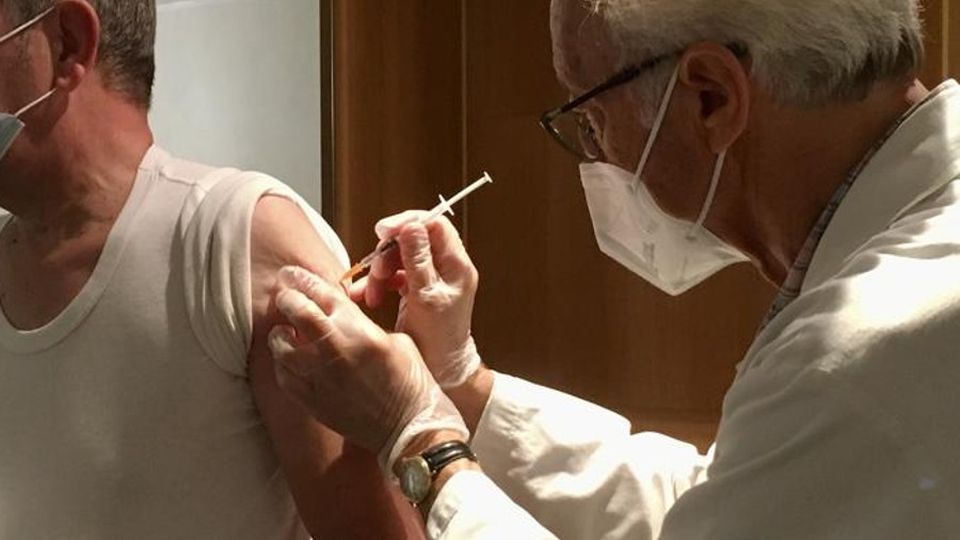Si alla terza dose in quattro farmacie Si alla terza dose in quattro farmacie