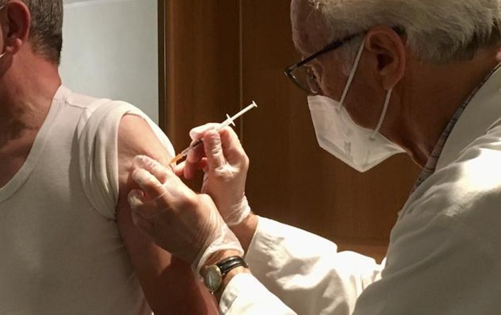 Si alla terza dose in quattro farmacie