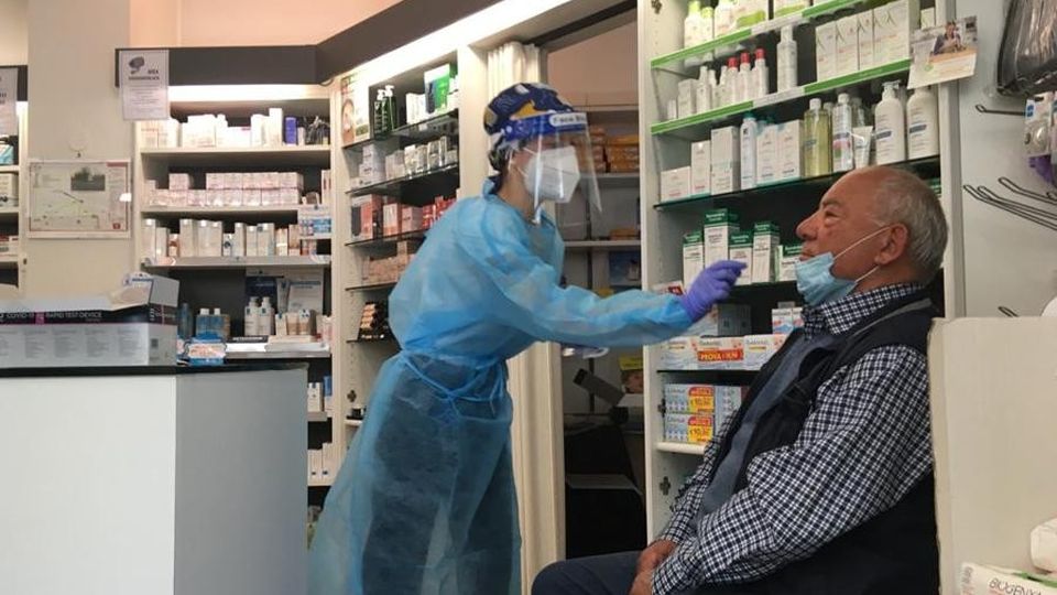 Tampone prima di Natale C’è l’assalto alle farmacie Tampone prima di Natale C’è l’assalto alle farmacie