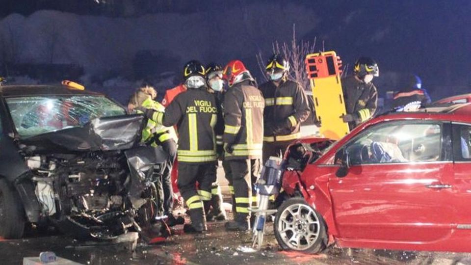 Scontro sulla 38, sei le persone ferite In ospedale anche un bimbo di 8 anni Scontro sulla 38, sei le persone ferite In ospedale anche un bimbo di 8 anni