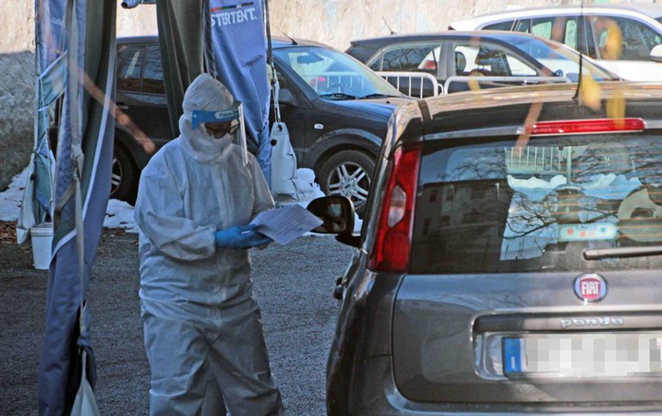 «Venite a fare i tamponi solo con sintomi»