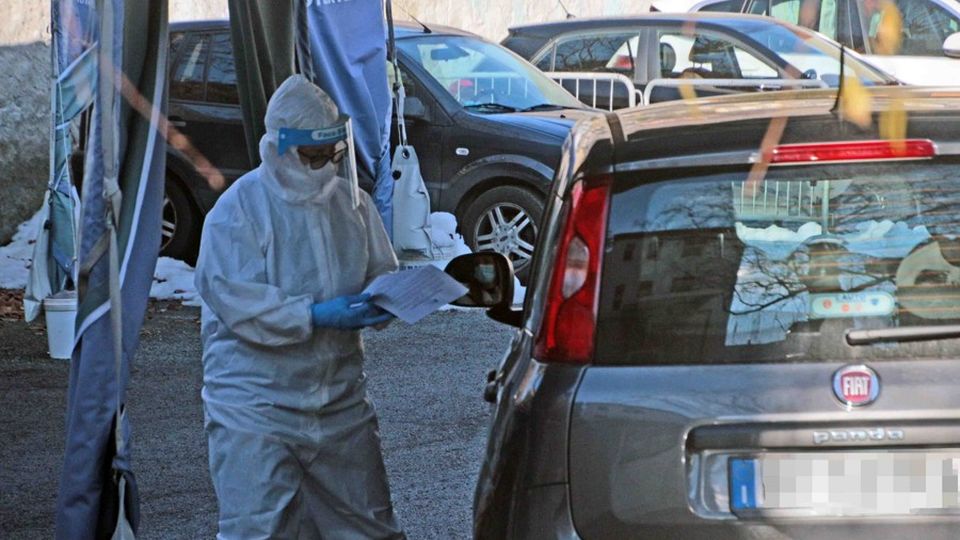 «Venite a fare i tamponi solo con sintomi» «Venite a fare i tamponi solo con sintomi»