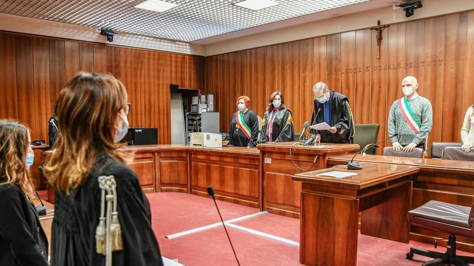 Cabiate, uccise la piccola Sharon Condannato all’ergastolo ( video ) Cabiate, uccise la piccola Sharon Condannato all’ergastolo ( video )