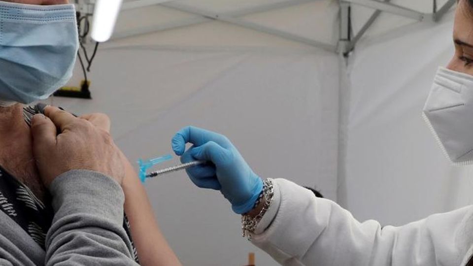 Il timore di contagi spinge i vaccini Boom prime dosi Il timore di contagi spinge i vaccini Boom prime dosi