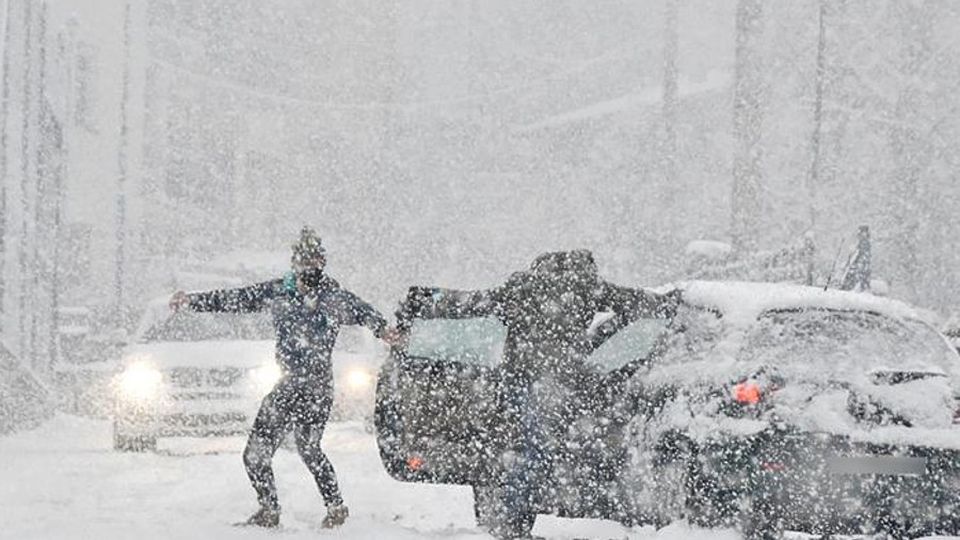 Neve per tutto il giorno Traffico rallentato e incidenti Neve per tutto il giorno Traffico rallentato e incidenti