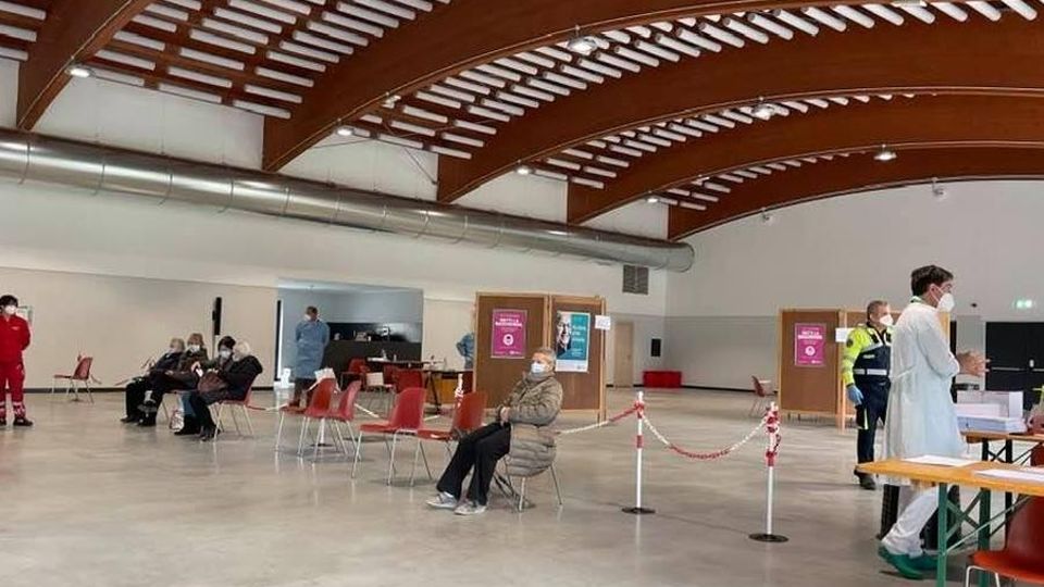 “Salvato” Villa di Tirano Il centro vaccinale resta “Salvato” Villa di Tirano Il centro vaccinale resta
