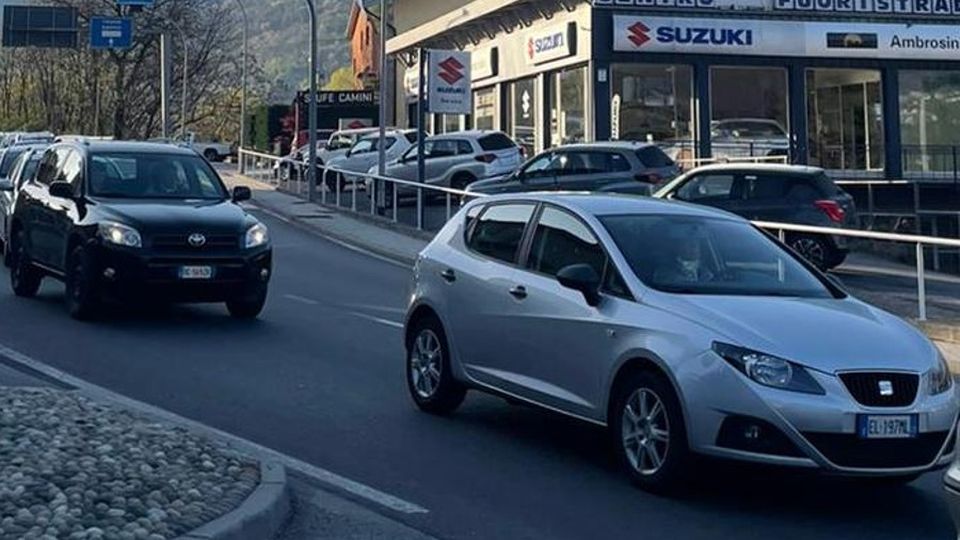 Trippi, passa il treno ma le sbarre restano giù Trippi, passa il treno ma le sbarre restano giù