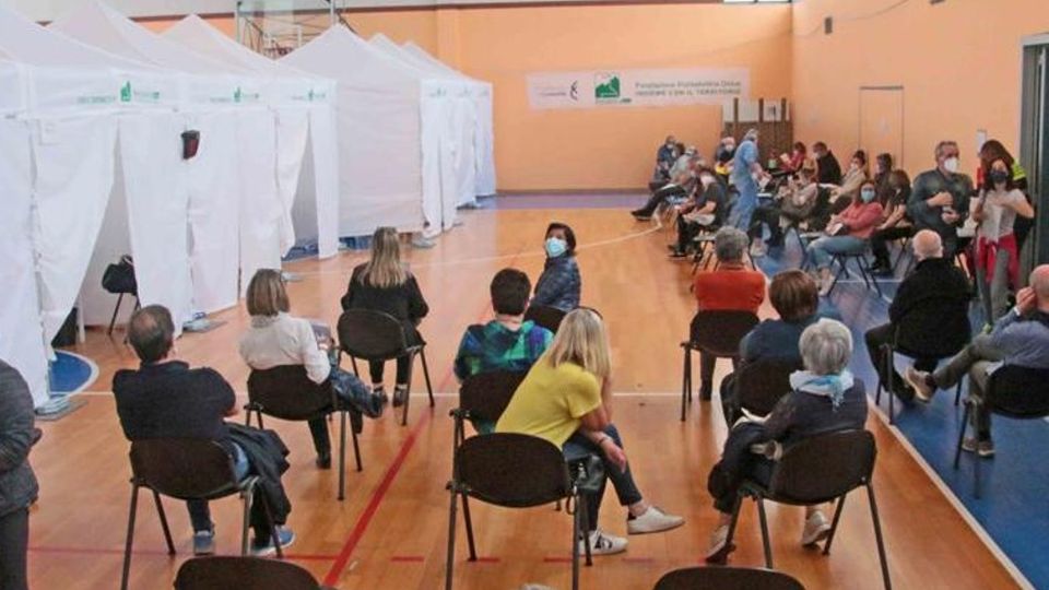 Vaccinazioni Da oggi prenotano i quarantenni Vaccinazioni Da oggi prenotano i quarantenni
