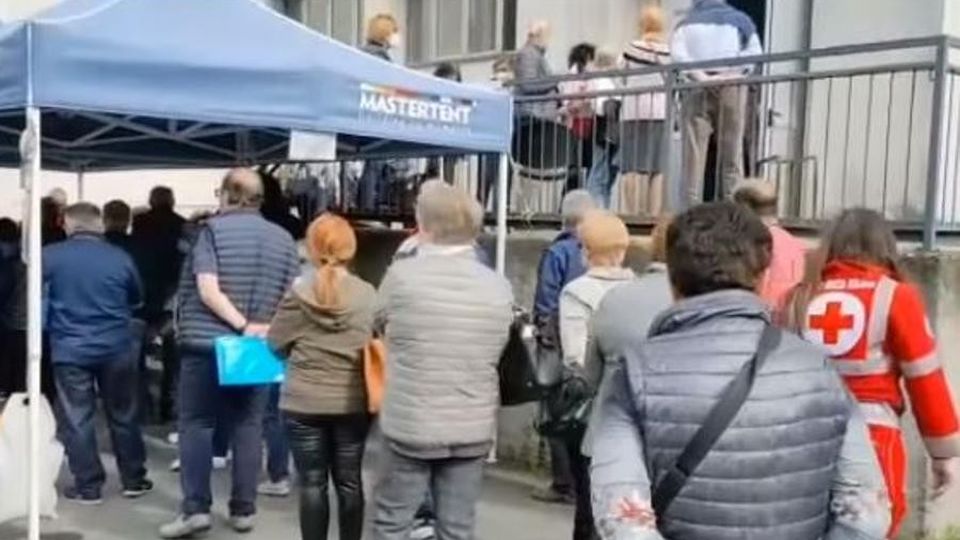 Vaccinazioni, si va avanti con qualche intoppo (e coda) Vaccinazioni, si va avanti con qualche intoppo (e coda)