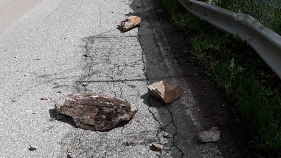 Civo, piovono ancora sassi Chiusa la provinciale 10 Civo, piovono ancora sassi Chiusa la provinciale 10