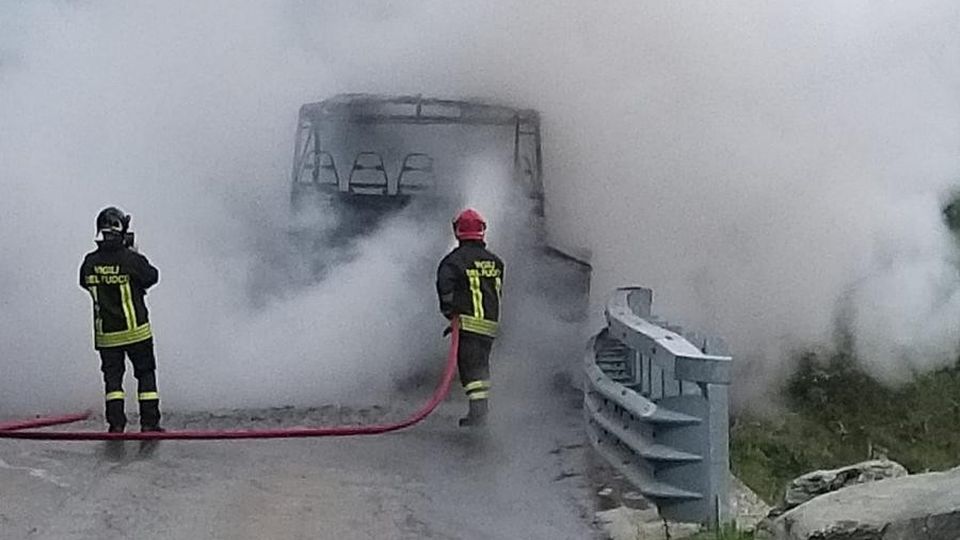 Autobus di linea in fiamme in Valmalenco Paura ma nessun ferito Autobus di linea in fiamme in Valmalenco Paura ma nessun ferito