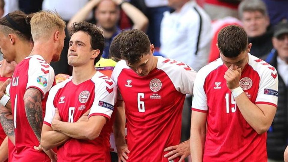 Calcio: malore per Eriksen durante Danimarca-Finlandia Poi la rassicurazione: «È sveglio» Calcio: malore per Eriksen durante Danimarca-Finlandia Poi la rassicurazione: «È sveglio»