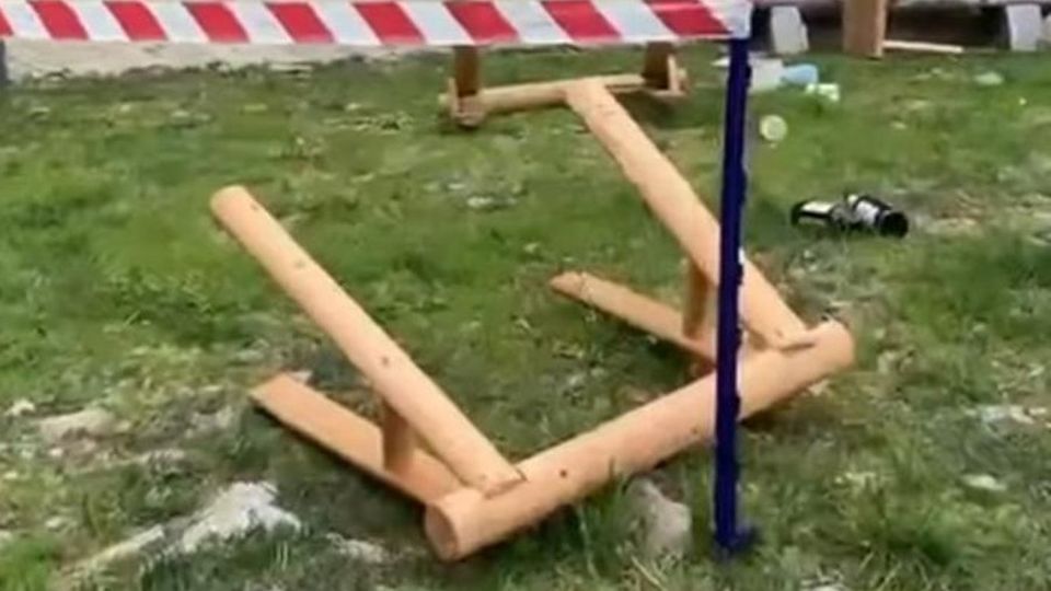 La baita per i figli morti I vandali arrivano, bevono e lasciano tutto distrutto La baita per i figli morti I vandali arrivano, bevono e lasciano tutto distrutto
