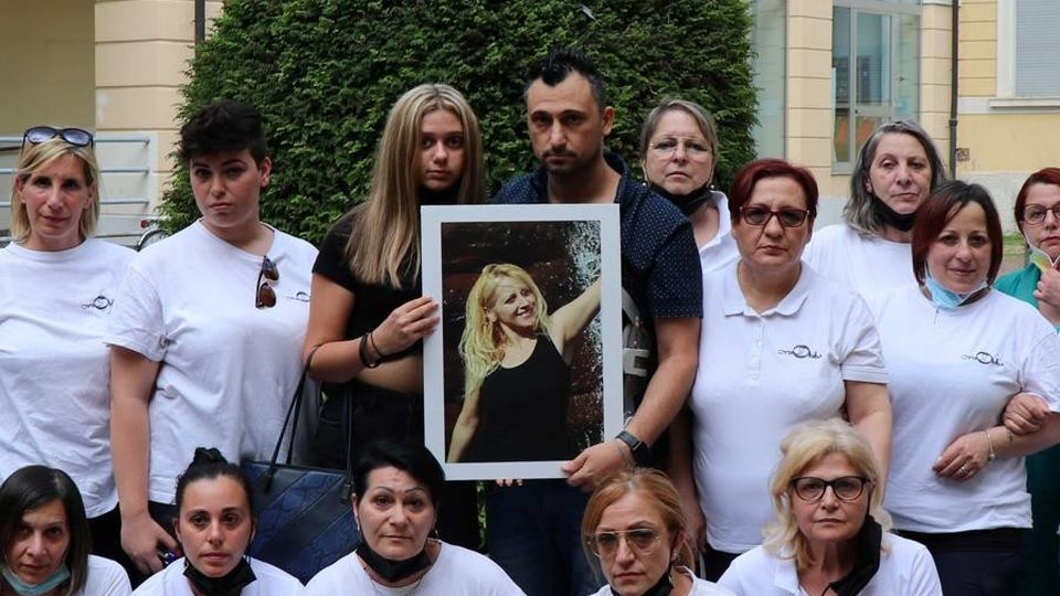 Morta all’Acquafraggia, il compagno: «Mi sono buttato, non ho potuto salvarla» Morta all’Acquafraggia, il compagno: «Mi sono buttato, non ho potuto salvarla»