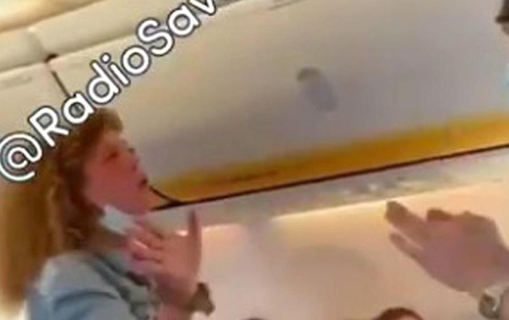 Senza mascherina sull’aereo «Non si calmava, ha insultato tutti»