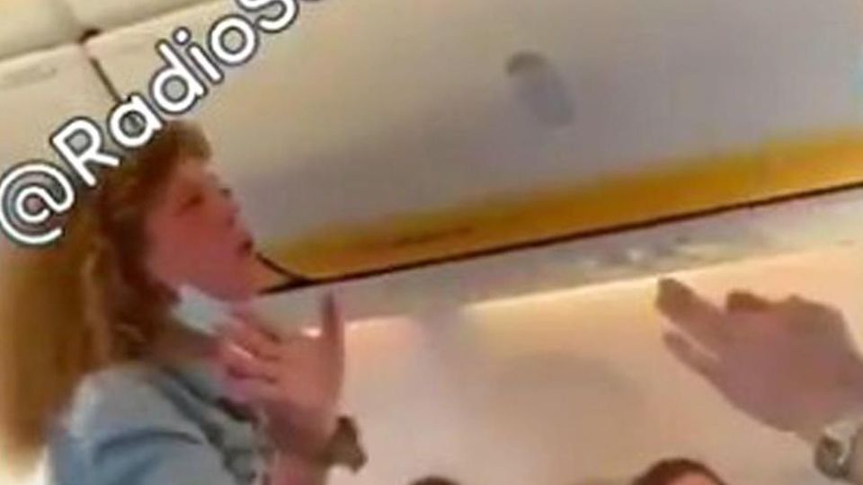 Senza mascherina sull’aereo «Non si calmava, ha insultato tutti» Senza mascherina sull’aereo «Non si calmava, ha insultato tutti»