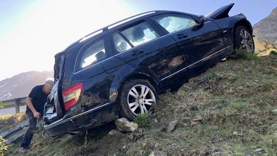 Valfurva, auto nella scarpata sulla strada del Gavia Turisti ricoverati Valfurva, auto nella scarpata sulla strada del Gavia Turisti ricoverati