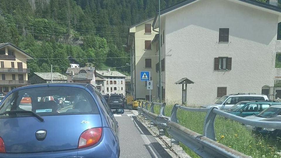 Vallespluga, lunghe code sulla 36 Protestano residenti e operatori turistici Vallespluga, lunghe code sulla 36 Protestano residenti e operatori turistici