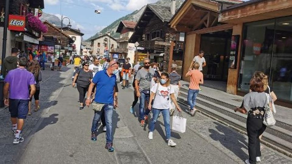 Livigno, nella zona pedonale bici a mano e niente monopattini Livigno, nella zona pedonale bici a mano e niente monopattini