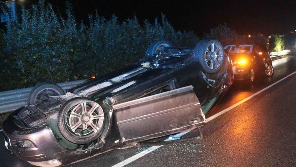 Auto ribaltata sulla 38 a Chiuro Paura, ma nessun ferito grave Auto ribaltata sulla 38 a Chiuro Paura, ma nessun ferito grave