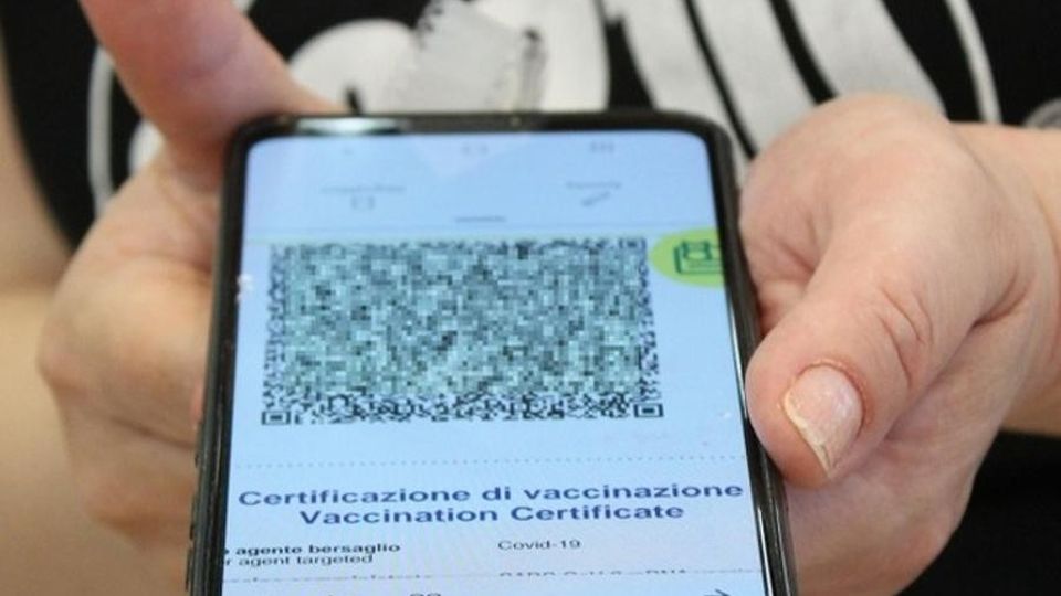 Green pass: obbligo per prof e trasporti a lunga percorrenza Le misure al vaglio del governo Green pass: obbligo per prof e trasporti a lunga percorrenza Le misure al vaglio del governo