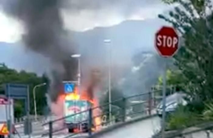 CHIAVENNA furgone carnini prende fuoco in strada a campedello CHIAVENNA furgone carnini prende fuoco in strada a campedello