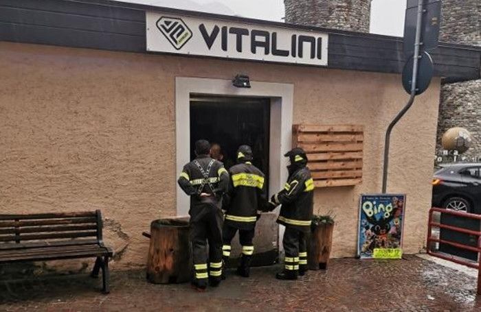 i vigili del fuoco all'opera nel negozio allagato i vigili del fuoco all'opera nel negozio allagato