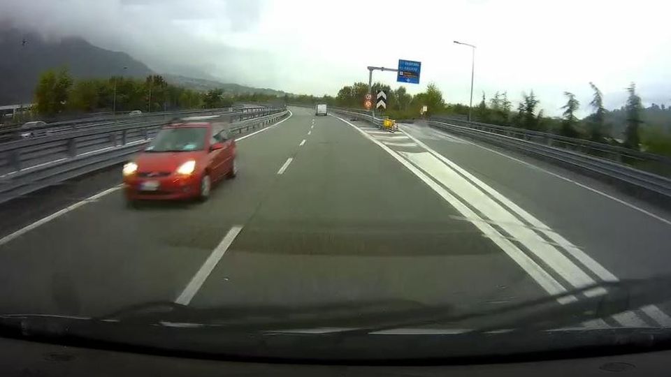 Contromano sulla 38 (video) «L’ho vista lì davanti mi è venuto un infarto» Contromano sulla 38 (video) «L’ho vista lì davanti mi è venuto un infarto»