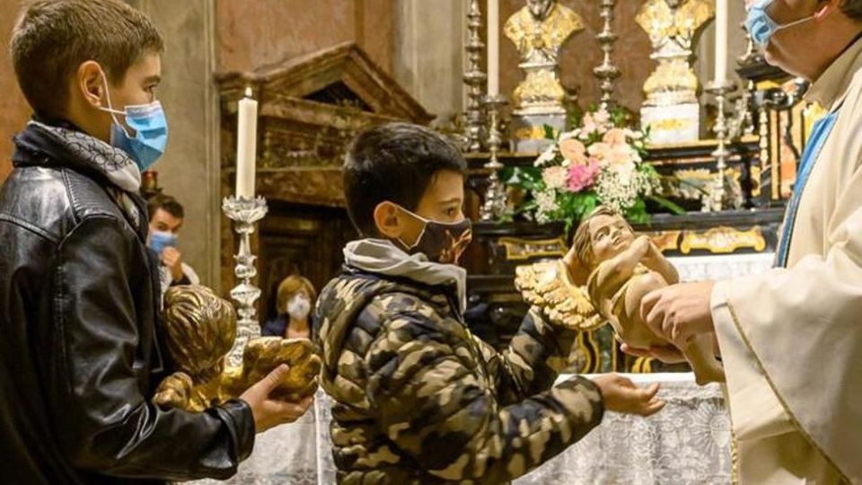 Marito e moglie morti di Covid Due angioletti per ricordarli Marito e moglie morti di Covid Due angioletti per ricordarli