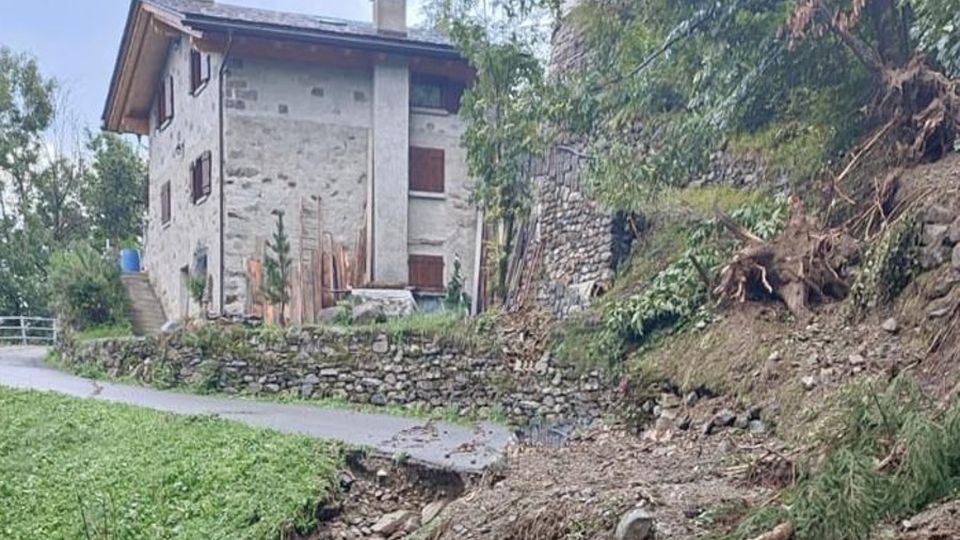 Tre frane per pioggia Strada chiusa a Vervio Tre frane per pioggia Strada chiusa a Vervio