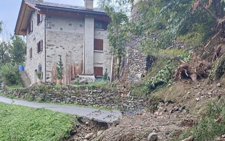 Tre frane per pioggia Strada chiusa a Vervio