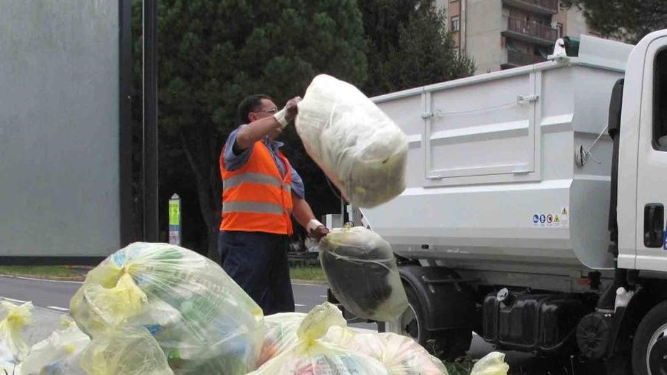 Allarme stangata su acqua e rifiuti «In tre anni +27%» Allarme stangata su acqua e rifiuti «In tre anni +27%»