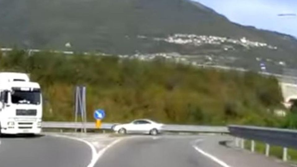 Due casi in pochi giorni Auto contromano all’uscita della nuova 38 Due casi in pochi giorni Auto contromano all’uscita della nuova 38