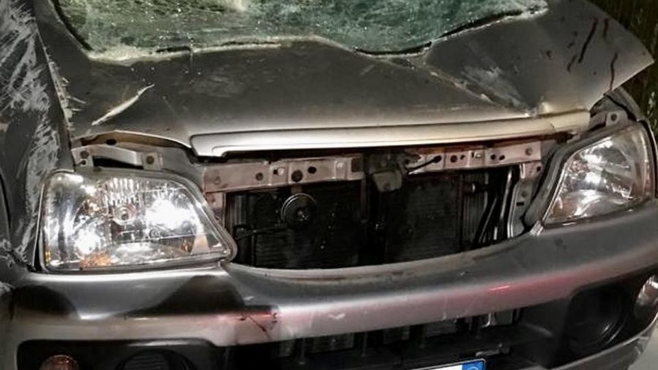 Illesi nell’auto ribaltata Paura per cinque ragazzi Illesi nell’auto ribaltata Paura per cinque ragazzi
