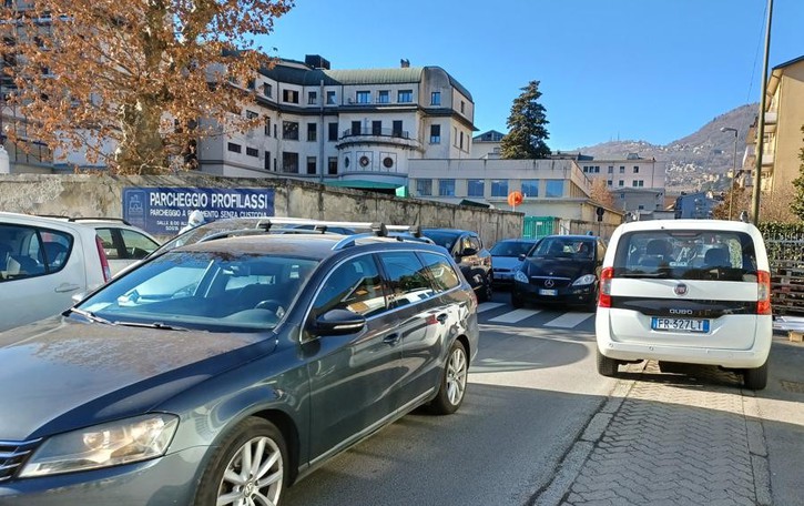 Tamponi, una giornata nera Code e attese per un guasto