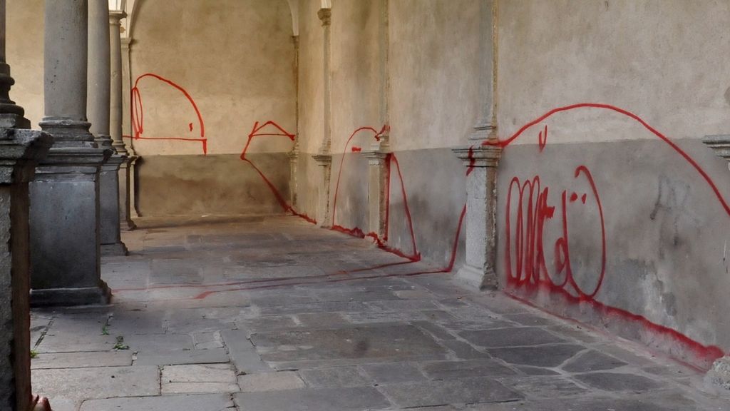 San Lorenzo a Chiavenna, deturpato il chiostro San Lorenzo a Chiavenna, deturpato il chiostro