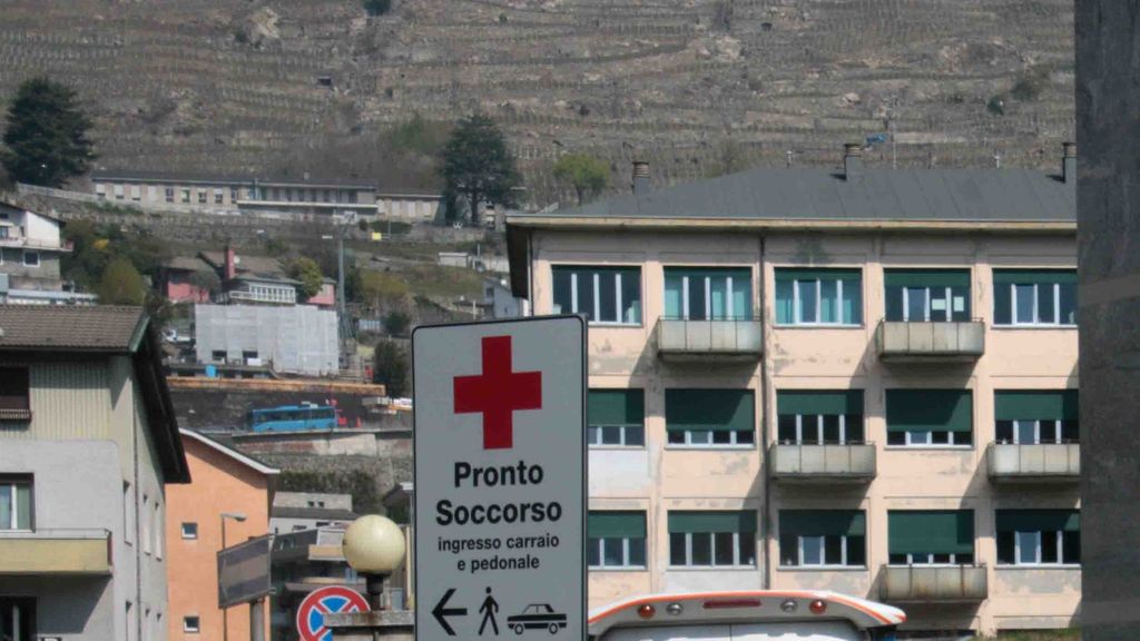 Cade, lo trovano il giorno dopo. E aspetta un’ora l’ambulanza Cade, lo trovano il giorno dopo. E aspetta un’ora l’ambulanza
