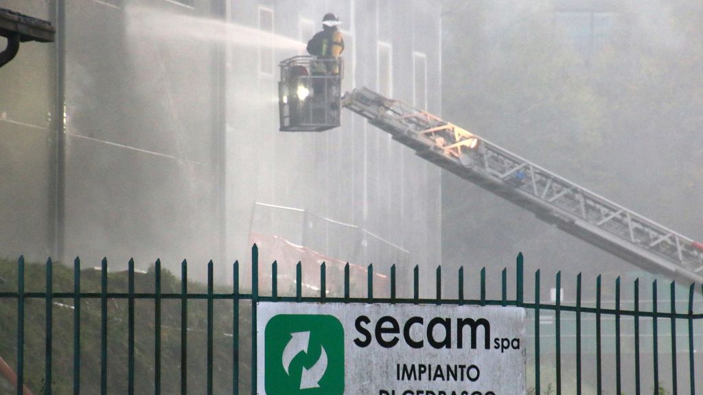 Cedrasco: incendio spento, area sotto sequestro Cedrasco: incendio spento, area sotto sequestro