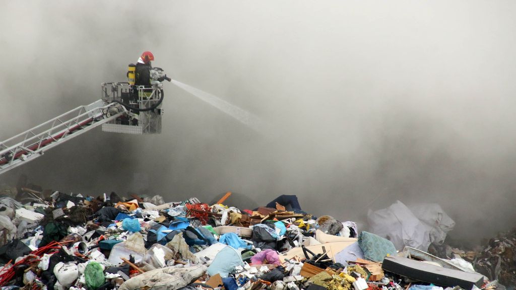 Incendio di Cedrasco. «Picco di diossina come in ogni incendio, poi rientrato. Nessun problema per la salute». Incendio di Cedrasco. «Picco di diossina come in ogni incendio, poi rientrato. Nessun problema per la salute».