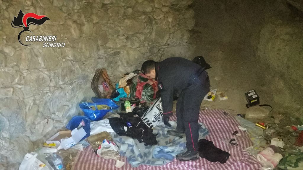 Vivevano in una grotta e spacciavano nei dintorni. Arrestati quattro uomini Vivevano in una grotta e spacciavano nei dintorni. Arrestati quattro uomini