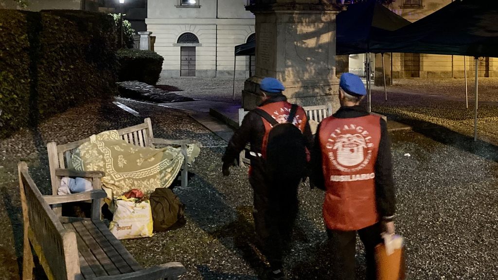 Dormire all’aperto in centro a Sondrio Non ci sono solo disperati Dormire all’aperto in centro a Sondrio Non ci sono solo disperati