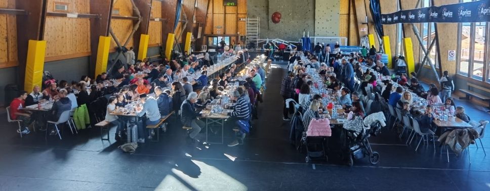 Aprica, palio delle contrade: il pranzo, un momento di festa, il quartetto degli organizzatori Aprica, palio delle contrade: il pranzo, un momento di festa, il quartetto degli organizzatori